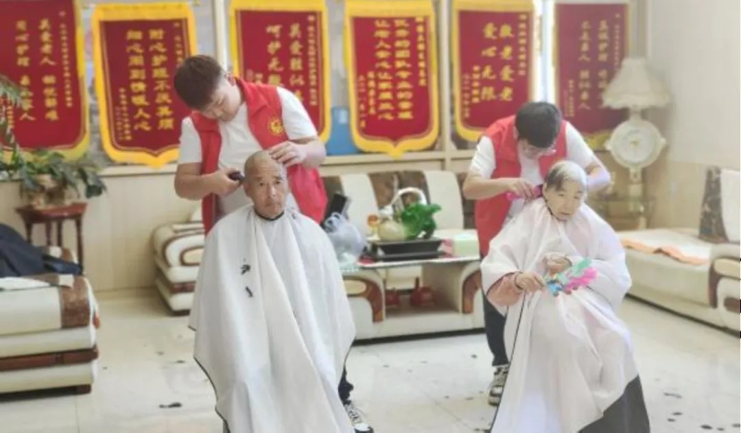 志愿者走进哈尔滨市香坊区德众银发颐养院为老人们剪发