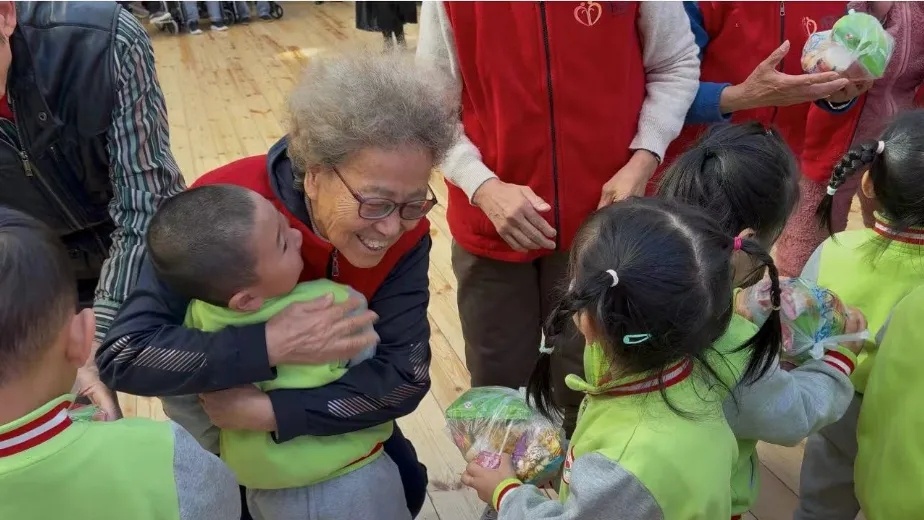 哈尔滨乐活老年公寓“爱在重阳·童心暖阳”活动